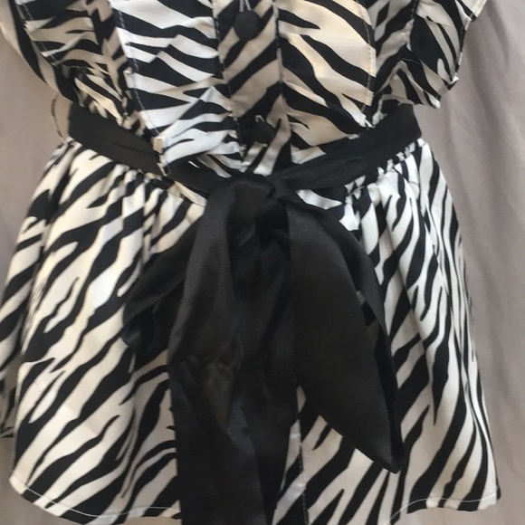 Sleek zebra print satin button up/by Forever 21! - Picture 4 of 6